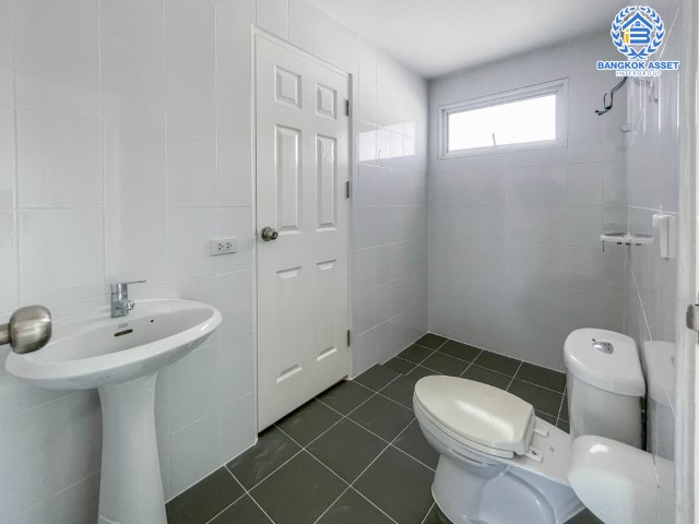 *****บ้านเดี่ยวมือสอง ม.แพลทฟอร์มออคิดพาร์ค บางนา-ตราด หลังมุม เนื้อที่ 79.6 ตร.ว. ฟังก์ชัน 3 ห้องนอน 2 ห้องน้ำ 2 ที่จอด บนทำเลเดินทางสะดวก เชื่อมต่อถนนบางนา-ตราด เข้าเมืองสะดวก ใกล้จุดขึ้นทางด่วน "บูรพาวิถี"